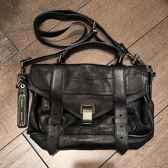 citizenom's tweet photo. So good I had to share! Check out all the items I'm loving on @Poshmarkapp #poshmark #fashion #style #shopmycloset #athleta #whitingdavis #proenzaschouler: https://t.co/dQbkJsEmyx https://t.co/C9Q7MdOR94