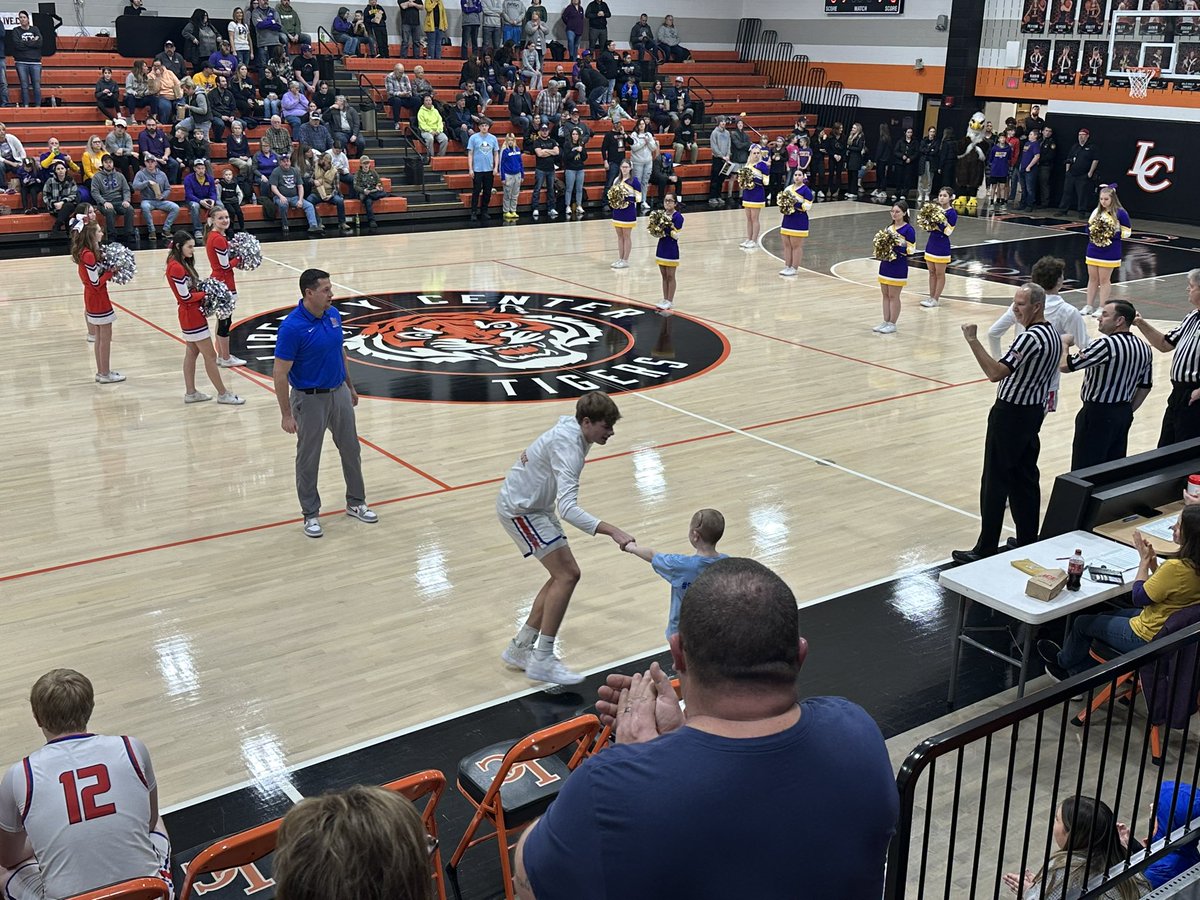 pastorc99's tweet image. Nice win tonight boys yet the larger win was the fist bumps from Skylar for her favorite boys #phstrong #skylarblue