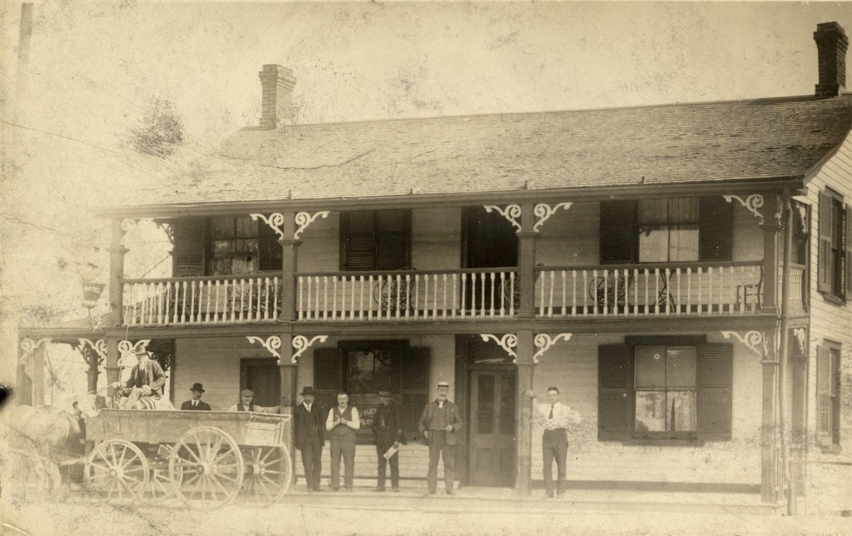 Woodruff House, Kingston Rd., south side, east of Woodbine Ave. A place for weary travellers to stop for a meal or a night's rest on their way to Scarborough. (Toronto Public Library )
#torontopast #torontohistory #kingstonroad #woodbineavenue #torontopostcard