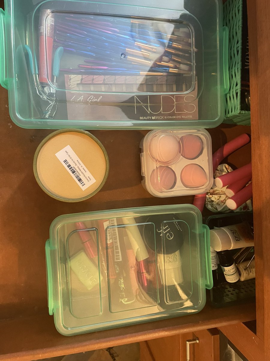 marlipaige's tweet photo. I now look like a psycho, but I have all new makeup in sealed containers because of @MatPatGT @CordyPatrick @amariebythesea #styletheory https://t.co/JCSt98BEN2