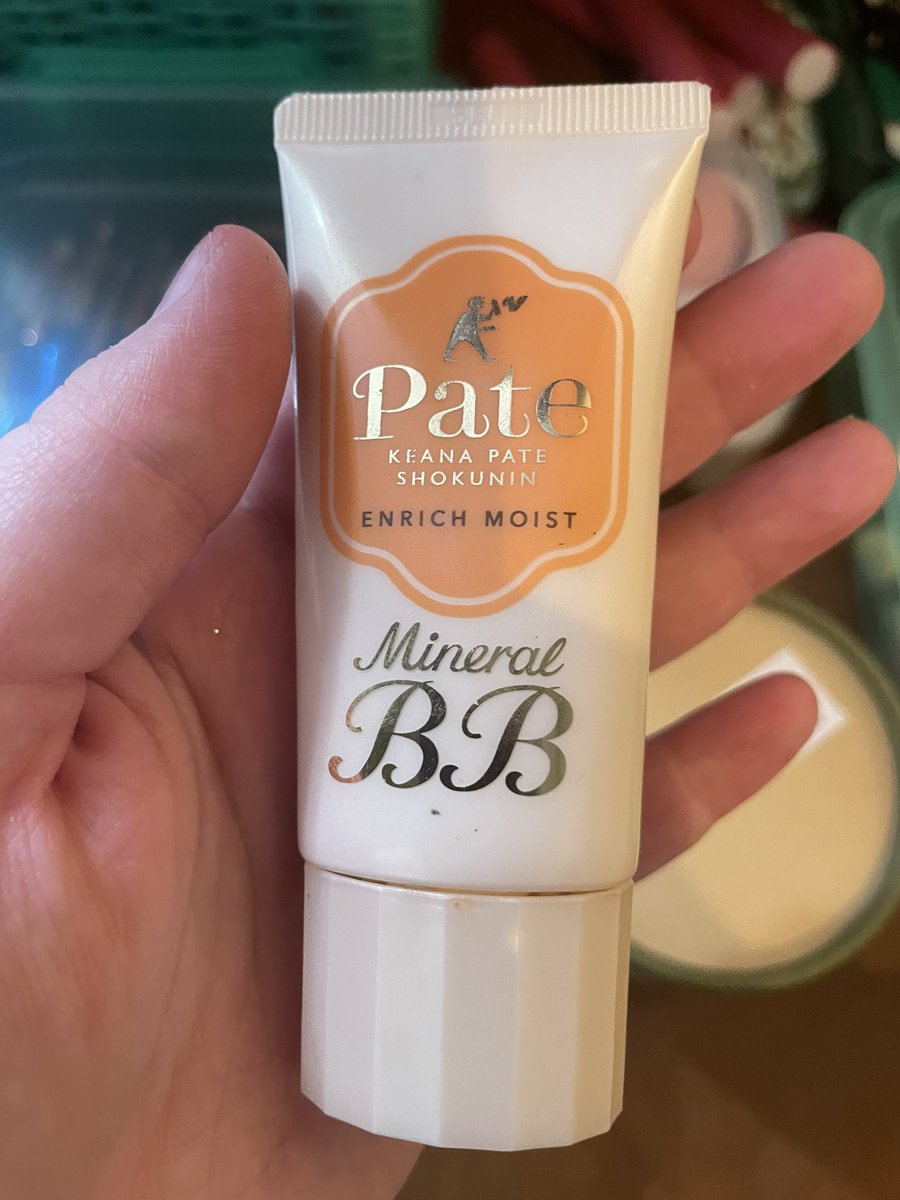 marlipaige's tweet photo. Also let it be known that I’ve been using this kind of base for YEARS because @CordyPatrick suggested it on #gtlive it used to come in a pink compact. I sadly threw said pink compact away this week. #styletheory https://t.co/Os9HCTn5bF