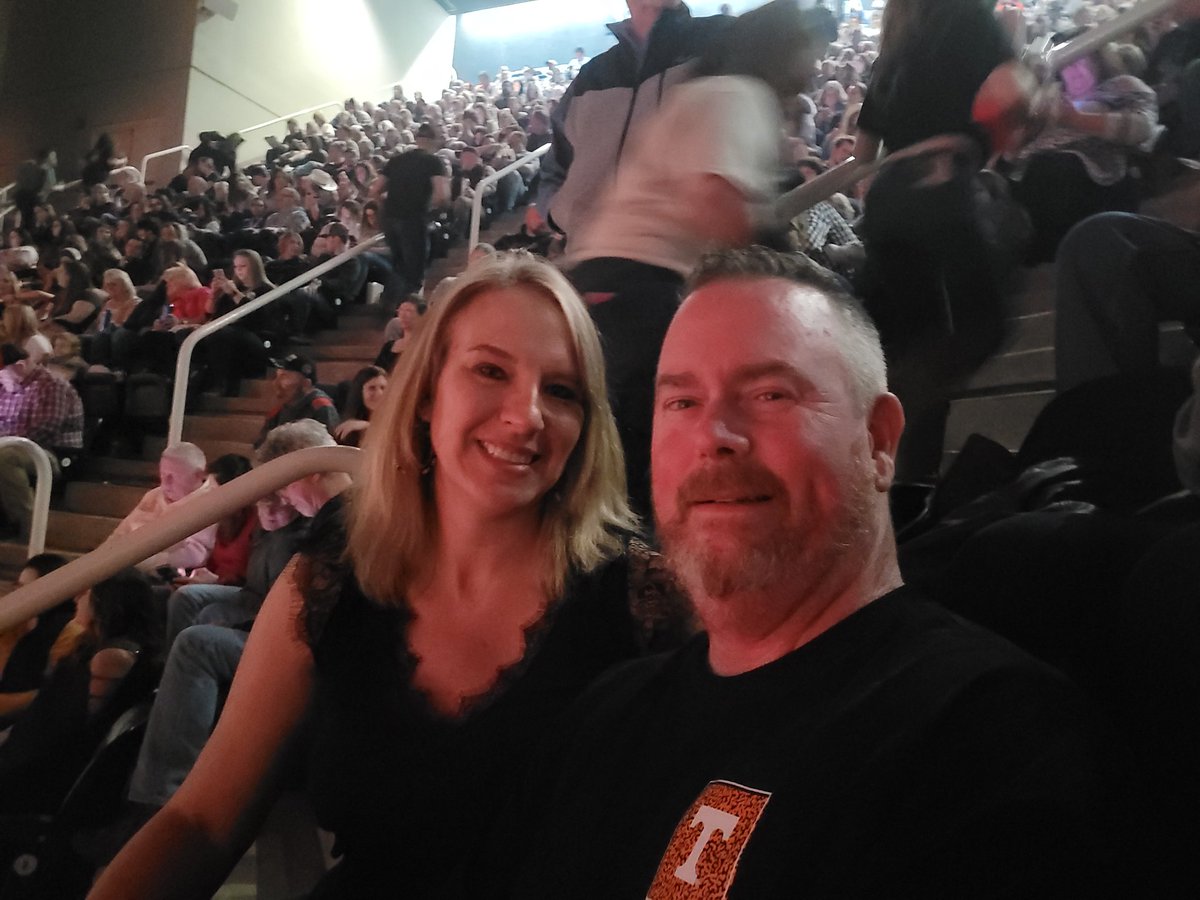 davper0's tweet photo. #BSKNOXVILLE https://t.co/GyFwsl97Do