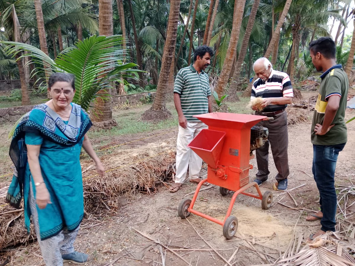 MYCOCOMPOST's tweet photo. #mycocompost
#missioncompost
@DepartmentGom @AgriGoI @swachhbharat
गुहागर तालुक्यातील मिशन कंपोस्ट अंतर्गत करण्यात आलेल्या प्रात्यक्षिक क्षेत्राला माझे गुरु डॉ. रवींद्र गंधे आणि डॉ. कांचनगंगा गंधे यांनी भेट दिली. उपयुक्त बुरशी यावर त्यांचे खूप मोठे संशोधन आहे. https://t.co/WgVLJRCcQd