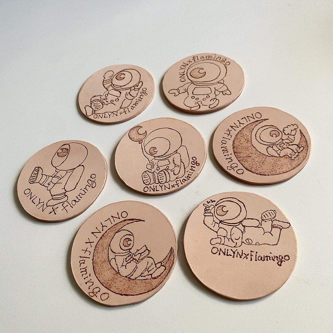 888chiko888's tweet photo. ONLYNさんとflamingo💕
コラボ商品作りました♪
可愛いキャラクターがレザー商品になりました^ ^
#レザー #レザークラフト #本革 #革 #革細工 #leathercraft #leather #手作り #ハンドメイド #flamingo #フラミンゴ #イベント #バーニング #ONLYN https://t.co/V5CSWtSAqL