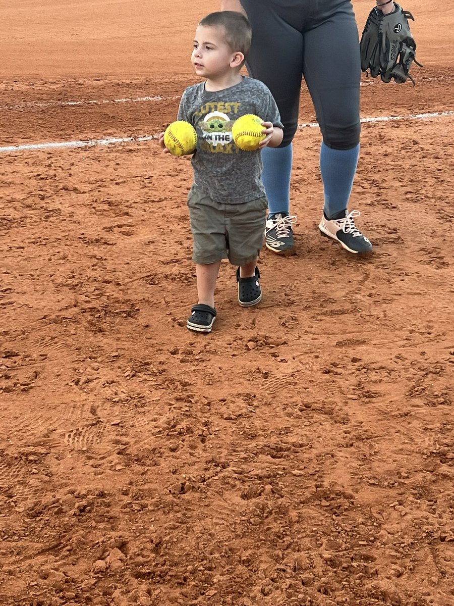 Coach Becks bringing the balls out for our girls! And rocking the crocs 😎

SCF is back in action tomorrow in Longwood taking on Seminole State at 1:30 PM and Eastern Florida at 3:30 PM! LETS GO!! 
#ROLLCOWS