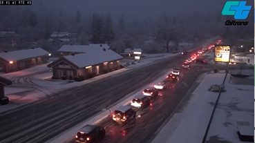 NWSHanford's tweet photo. Here is some imagery from Oakhurst this evening. Not too often Oakhurst gets accumulating snow like this. Imagery provided from @CaltransHQ https://t.co/SBY4VV71ew