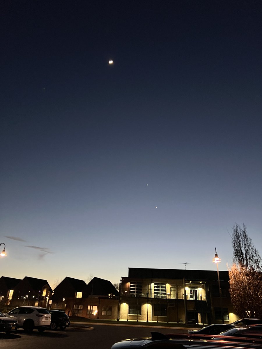 davemchugh's tweet photo. Another pretty sky show tonight as I arrived at Gettysburg for #CentCof WBB Semifinals. The #moon, #saturn, and #venus certainly put in a nice show to look at at #sunset. #d3hoops #mdwx #pawx https://t.co/1PFueY7arM
