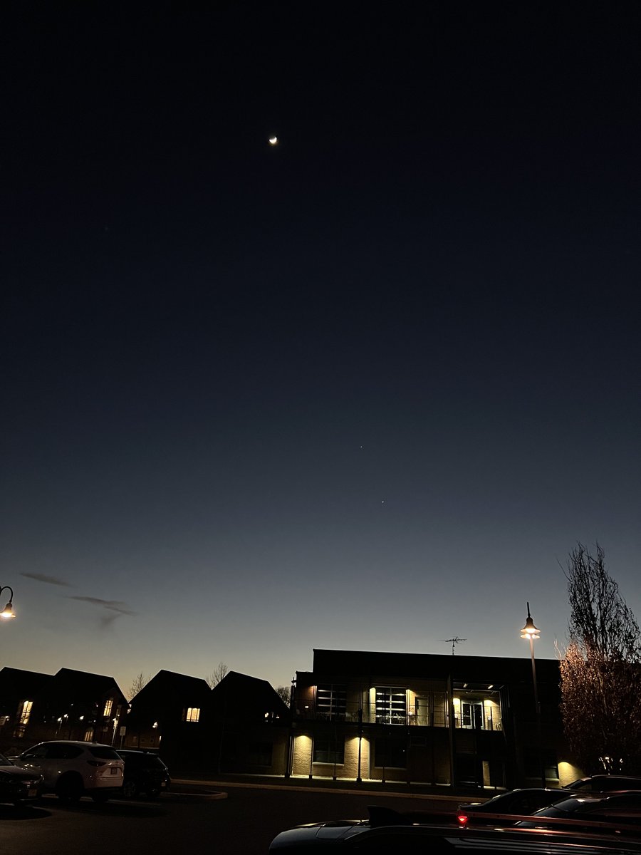 davemchugh's tweet photo. Another pretty sky show tonight as I arrived at Gettysburg for #CentCof WBB Semifinals. The #moon, #saturn, and #venus certainly put in a nice show to look at at #sunset. #d3hoops #mdwx #pawx https://t.co/1PFueY7arM
