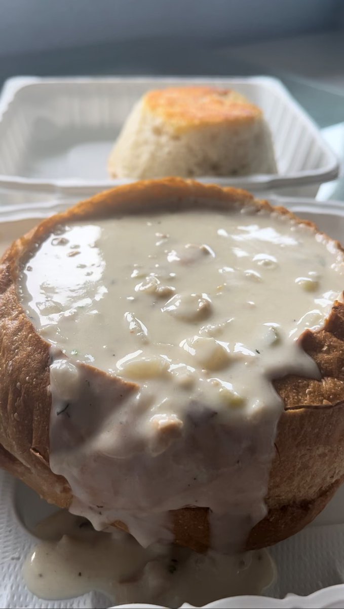 VenturaHarbor's tweet image. This weather calls for warm chowder! 

Did you know @VenturaHarbor Village has 8 different hot spots where you can get your hands on some New England style #ClamChowder?

mailchi.mp/venturaharbor/…