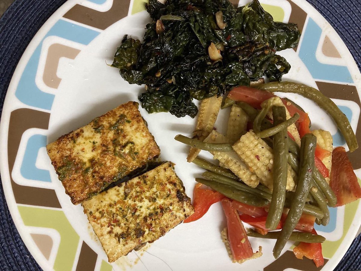 kavitadevgan's tweet photo. #dinner last night
Peri peri paneer
Garlicky kale
Stir fried vegetables
Three of my all time favourites. ✅Quick to make. Delicious. Super healthy. Low Carb. Loaded with fibre and antioxidants 😋😋
#prettyplates https://t.co/Py90QSjRJ2