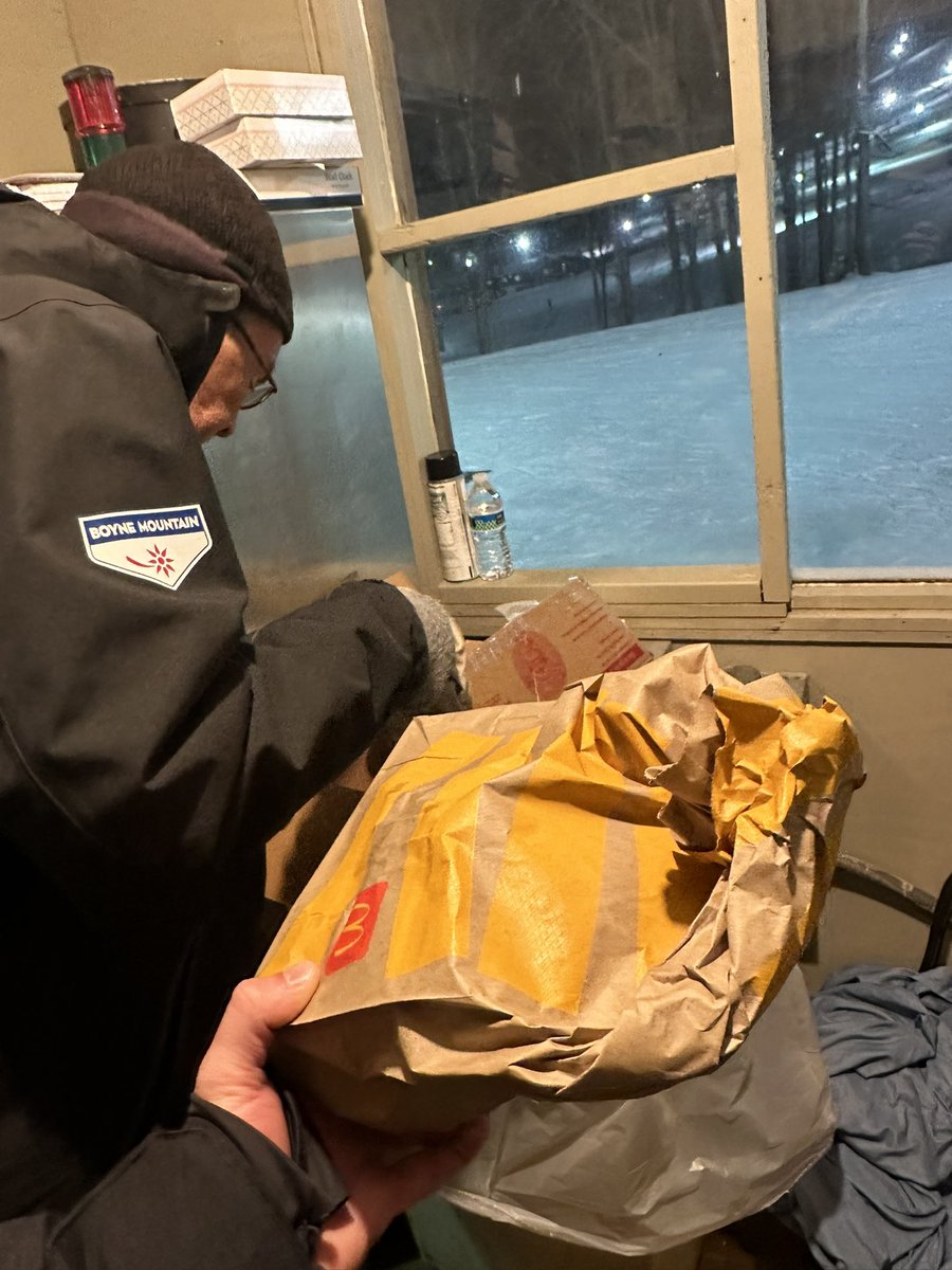 No lo puedo creer, mi compañero de laburo cayó al trabajo con una big mc, papas, donas y café para que yo cene porque salgo tarde. No te merezco Joe 🥹