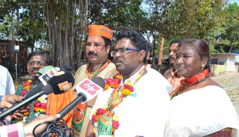 suryanandannet's tweet image. 10 years old photos of our President Madam .
#draupadimurmu #droupadimurmu