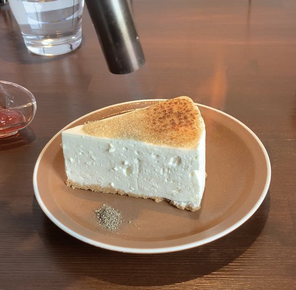 tetsuji0811's tweet photo. とっとり生活 今日のスイーツ
#CAFE2020 (カフェつれづれ)
ブリュレチーズケーキ 500円
ブレンドコーヒー 400円
セットで50円引
ブリュレチーズケーキ
砂糖をかけたチーズケーキそのものをバーナーで炙る、しかもお客さんの目の前でというサービス。 https://t.co/eHTROg3DLg