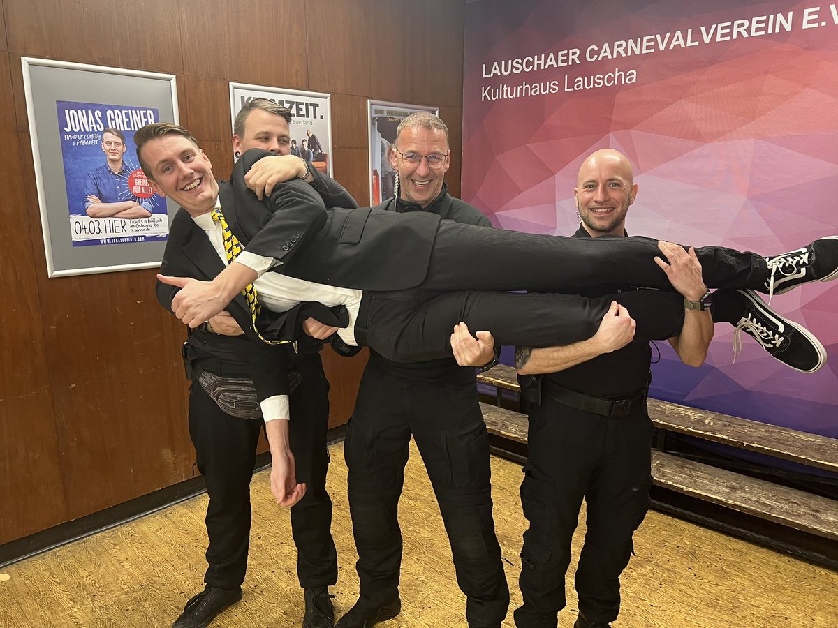 MikeZoebisch's tweet photo. Traditionen wahren. Der Jonas wird mindestens 1mal im Jahr hochgenommen 😂👍 https://t.co/u4175VkTv5