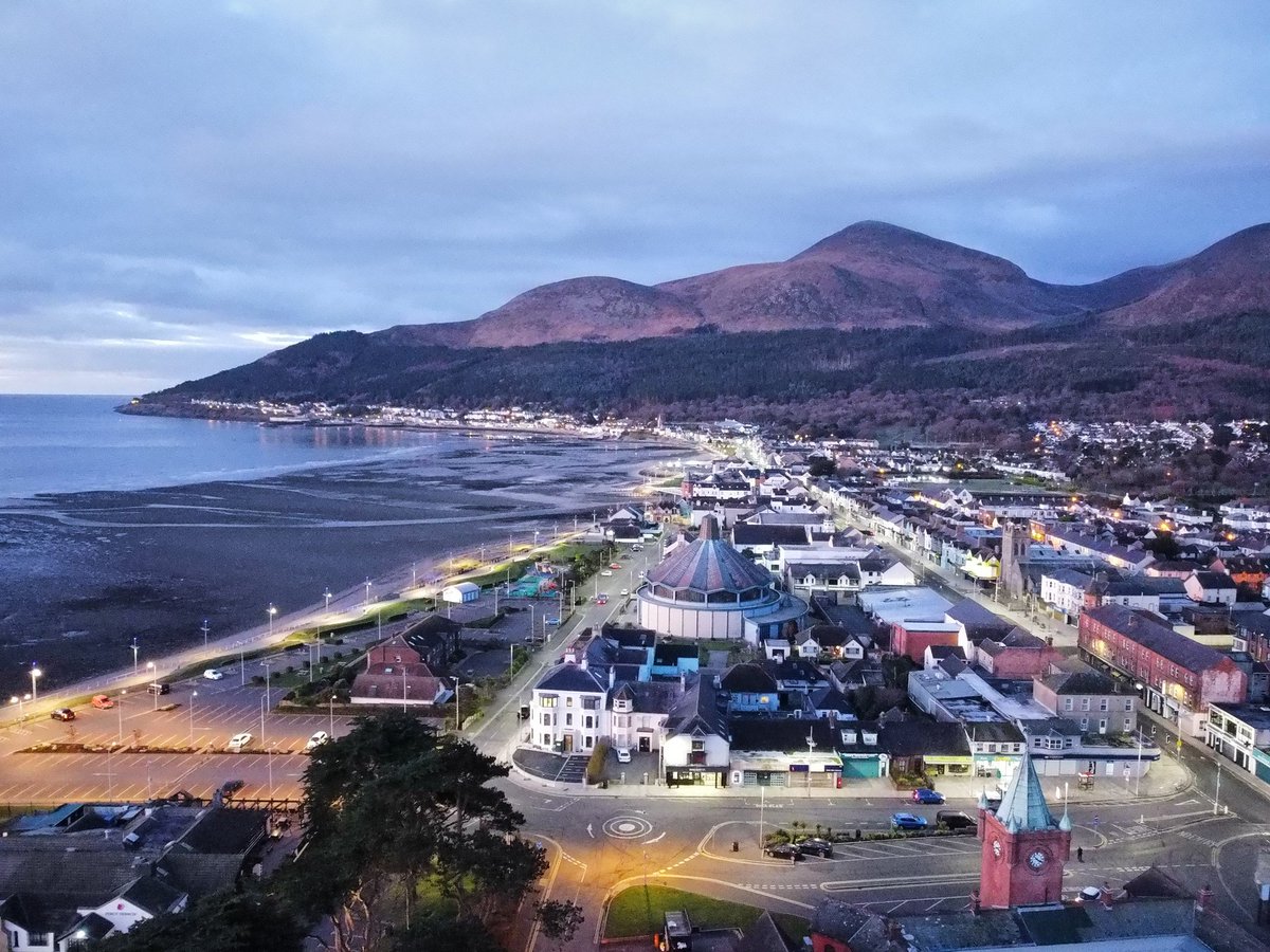 Morning light Newcastle County Down  @angie_weather @novaprintbfast @countydownrail @mourneseafood @WeatherAisling @PetraEllisMedia @jerrylangradio @WeatherCee  @U105radio @Slievedonard @barrabest @NTMournes @visitmourne @EnjoyTheMournes @barbara_utv @JudeHill_utv @herobelfast