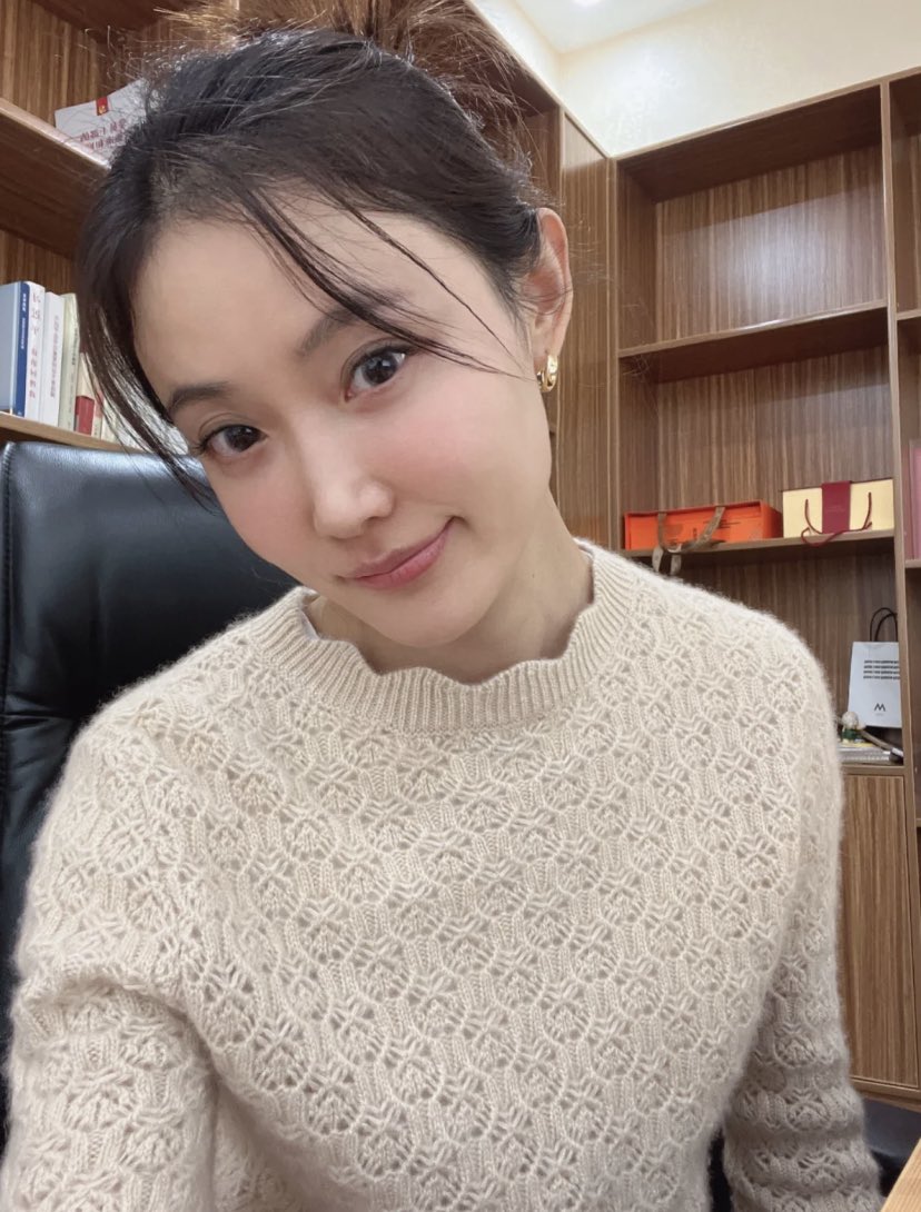 wangmengchenc's tweet photo. 喜欢阿姨的成熟稳重，还是喜欢阿姨的风骚撩人呢 https://t.co/SIfmUSNm89