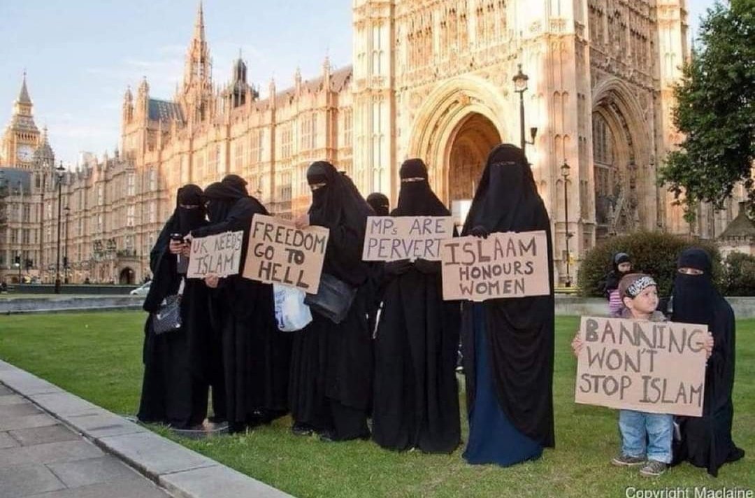 ŞERİAT ÜLKELERİNDEN KAÇARAK CANINI KURTARMAK İÇİN LONDRA'YA YERLEŞEN KADINLAR LONDRA'DA ŞERİAT İSTİYORUZ DİYE YÜRÜYÜŞ YAPTILAR....