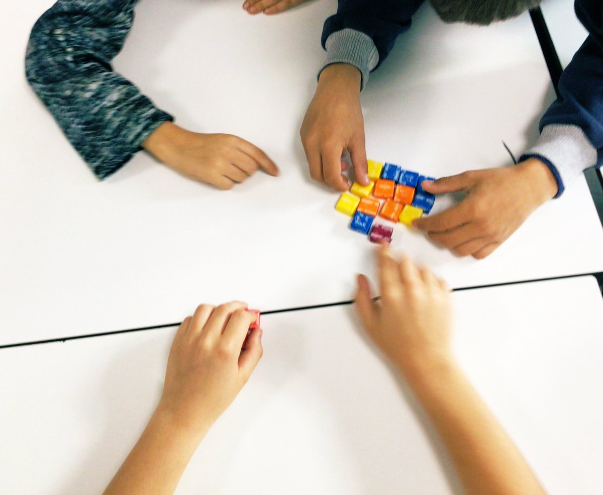Sonsoles_prof's tweet photo. Antes del puente…disfrutamos de una de las clases más dulce de matemáticas aprendiendo el concepto de raíz cuadrada, con #sugus Mis alumnos han dicho que #lasmatesmolan así que me voy de puente más feliz que una perdiz. https://t.co/BiMQ0649p6