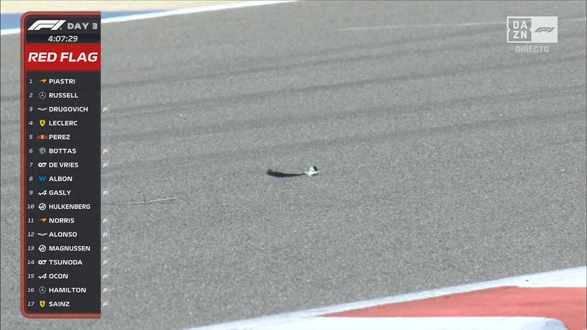 FormulaDirecta's tweet photo. 🔴 BANDERA ROJA 🔴 Se desprende una pieza del monoplaza de Charles LECLERC.
#F1 #F1Testing 🇧🇭 https://t.co/wEM8CpZAS8