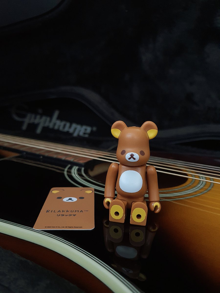 ul_roomies's tweet photo. 🤎🐾🐻🧱 #rilakkuma #bearbrick #bearbrickseries45 #epiphone https://t.co/SubdEgHnhp