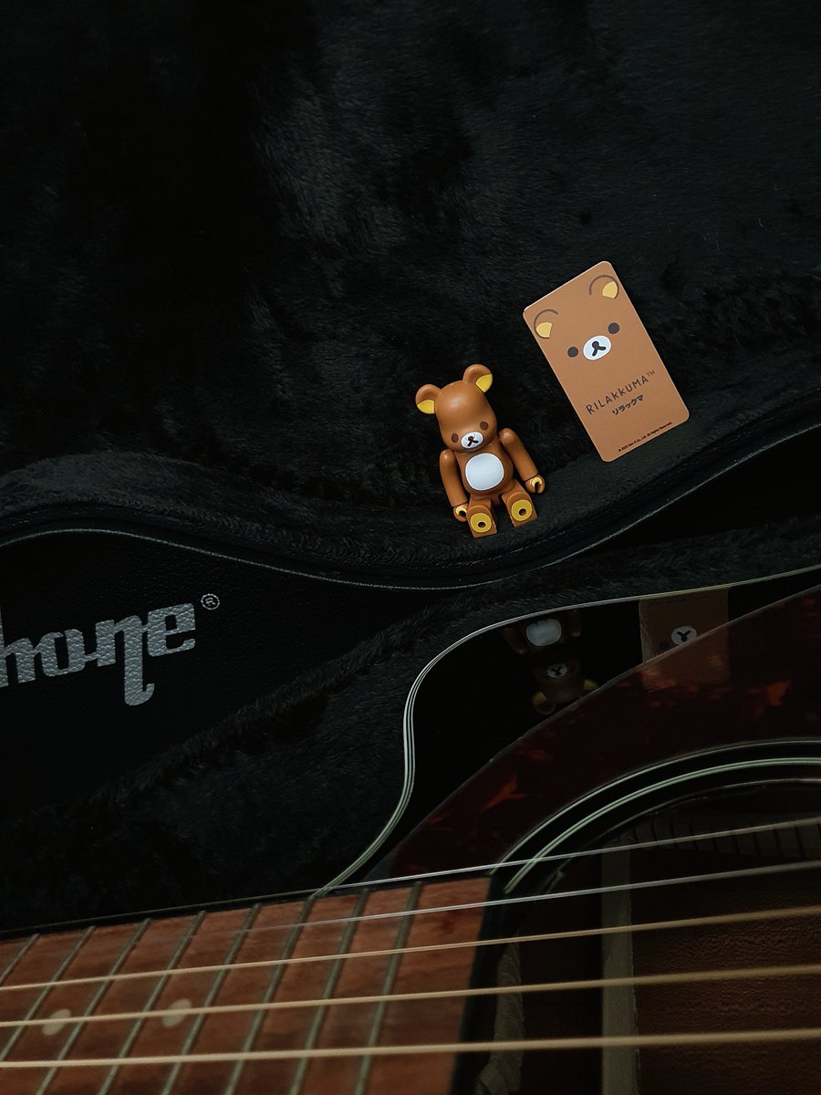 ul_roomies's tweet photo. 🤎🐾🐻🧱 #rilakkuma #bearbrick #bearbrickseries45 #epiphone https://t.co/SubdEgHnhp