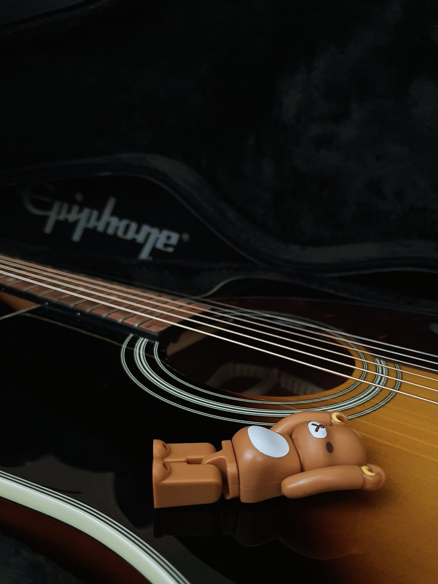 ul_roomies's tweet photo. 🤎🐾🐻🧱 #rilakkuma #bearbrick #bearbrickseries45 #epiphone https://t.co/SubdEgHnhp