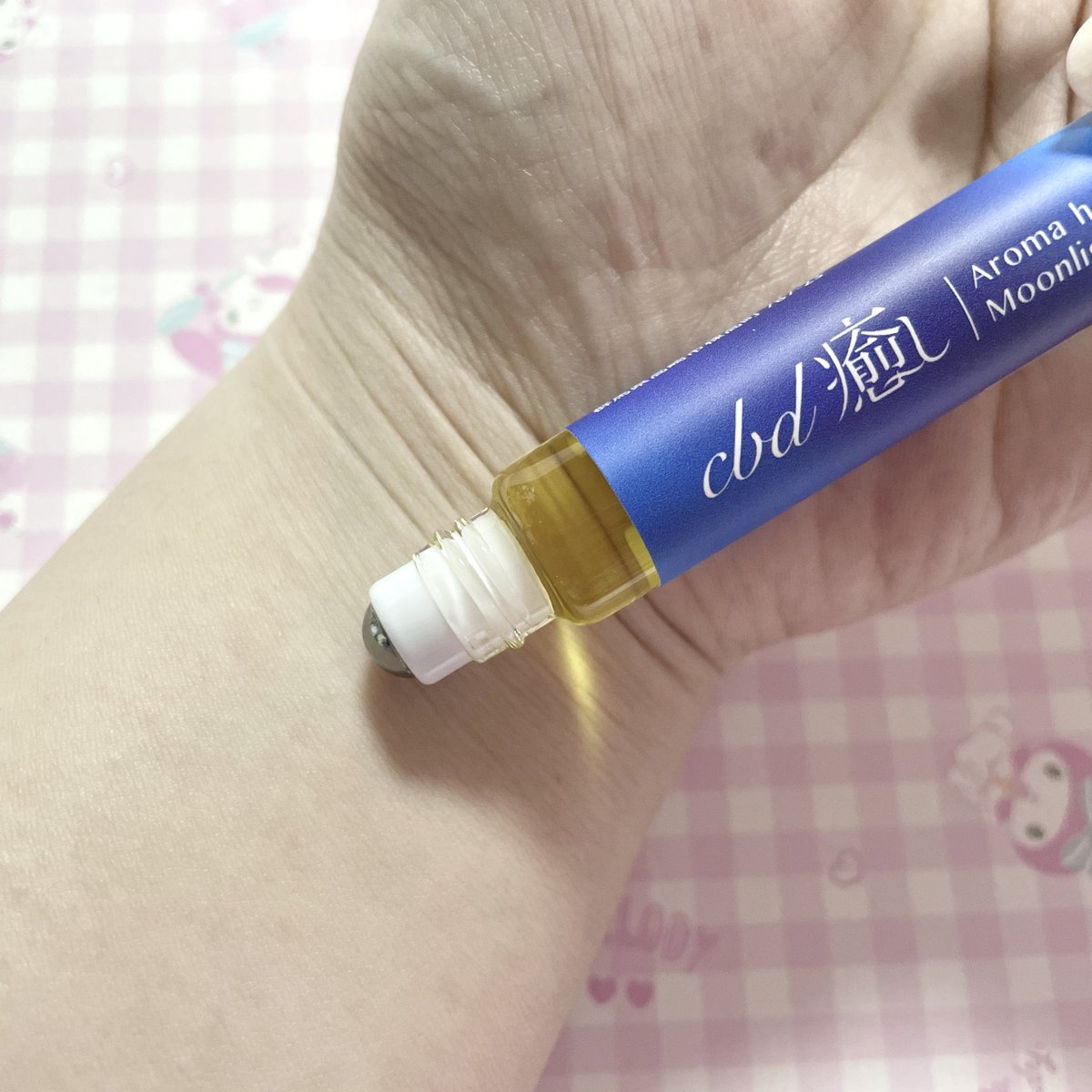mnst_ts's tweet photo. MoonlightSandalwood アロマロールオン
ホホバオイルで肌を滑らかにし、CBDで身体を癒し、Aromaで気分を整えます🫶🏻
うなじや首、肩、こめかみ、手首などに塗って使ったり、塗るパフュームとしても🙆♀️
サンダルウッドの香りに癒される、お気に入りの商品です🥰❤️
#canlife #アロマロールオン https://t.co/LjdI7dMviP