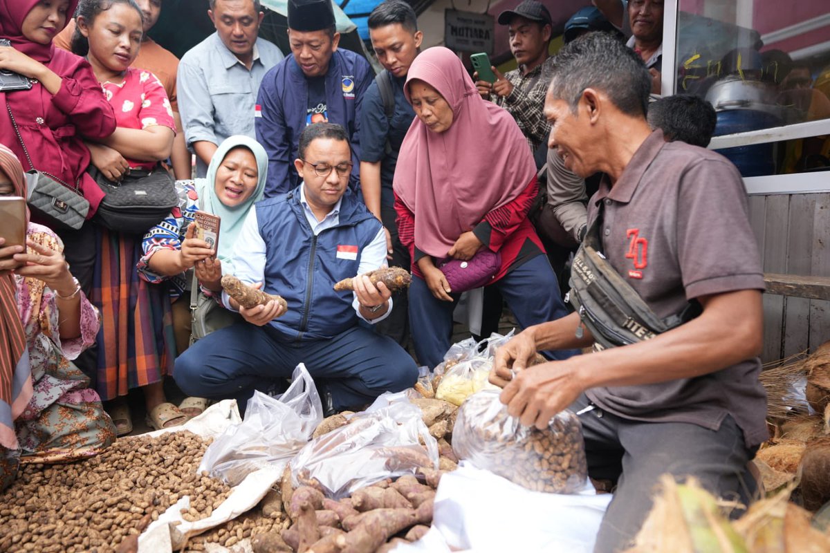 aniesbaswedan's tweet photo. “Pak, ini singkong roti yang banyak ditanam di Lampung, rasanya krenyes seperti makan roti,” ujar pedagang itu menawarkan singkong dagangannya kepada kami.

#AniesBaswedan #PasarNatar #Lampung #UntukIndonesia https://t.co/AxrRJ6jTwe