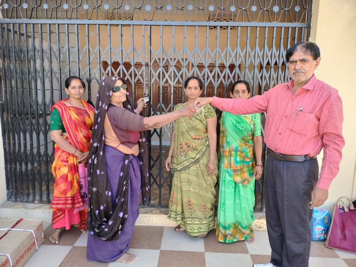 HansaRamani1's tweet photo. ભરણ પોષણ અધિનિયમ હેઠળ ખંઢેરી ગામના વૃદ્ધ મહિલા રાઈબેન ને તેમની મિલ્કત અપાવવા @VivekTank_GAS  સાહેબે કરેલ હુકમ મુજબ  મકાન નો કબજો  અપાવતા TCM  ખંઢેરી 👏👏 @CollectorRjt @DDORAJKOT1 @RaghavjiPatel @CMOGuj @bachubhaikhabad @mopr_goi @DurlabhjibhaiD @MohanbhaiBJP @skumar_76 https://t.co/AEtgP099Ni