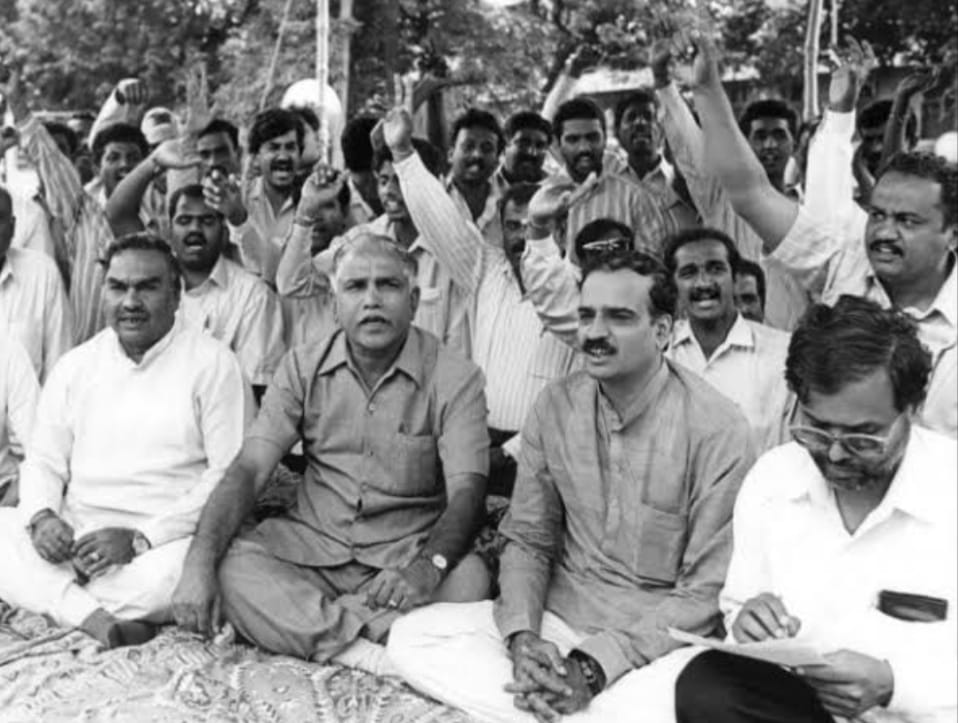 N_S_Narendra's tweet photo. "ವಯಸ್ಸು 80 ಮನಸ್ಸು 20"

ಕಾಲ್ನಡಿಗೆ-ಸೈಕಲ್‌ನಿಂದ-ಹೆಲಿಕಾಪ್ಟರ್ ವರೆಗೆ ಕರ್ನಾಟಕ ರಾಜ್ಯವನ್ನು ಸುತ್ತಿ ಪಕ್ಷ ಕಟ್ಟಿದ ಹುಟ್ಟು "ಹೋರಾಟಗಾರ", ನಗರ‌ಕ್ಕೆ ಸೀಮಿತವಾಗಿದ್ದ ಪಕ್ಷವನ್ನು ಹಳ್ಳಿಹಳ್ಳಿಗೂ ತಲುಪಿಸಿದ "ಜನನಾಯಕ", ದಕ್ಷಿಣ ಭಾರತದಲ್ಲಿ ಪ್ರಪ್ರಥಮವಾಗಿ ಬಿಜೆಪಿ ಪಕ್ಷವನ್ನು ಅಧಿಕಾರಕ್ಕೆ ತಂದ "ಛಲದಂಕ ಮಲ್ಲ", 

#BSYadiyurappa ❤ https://t.co/whezn5BMt1