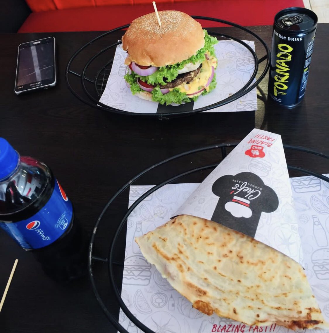 صباح الخير❤️
الموضوع ابدا ما داير اي تفكير يااخوانا يعني واضح حتفطرو وين وبس الحاجة الوحيدة الممكن تفكرو فيها هي حتختارو بيرقر ولا كريب 😉🔥

رقم التوصيل : 6142 او 0910401000 🛵
المنيو : qrco.de/ChefBurger