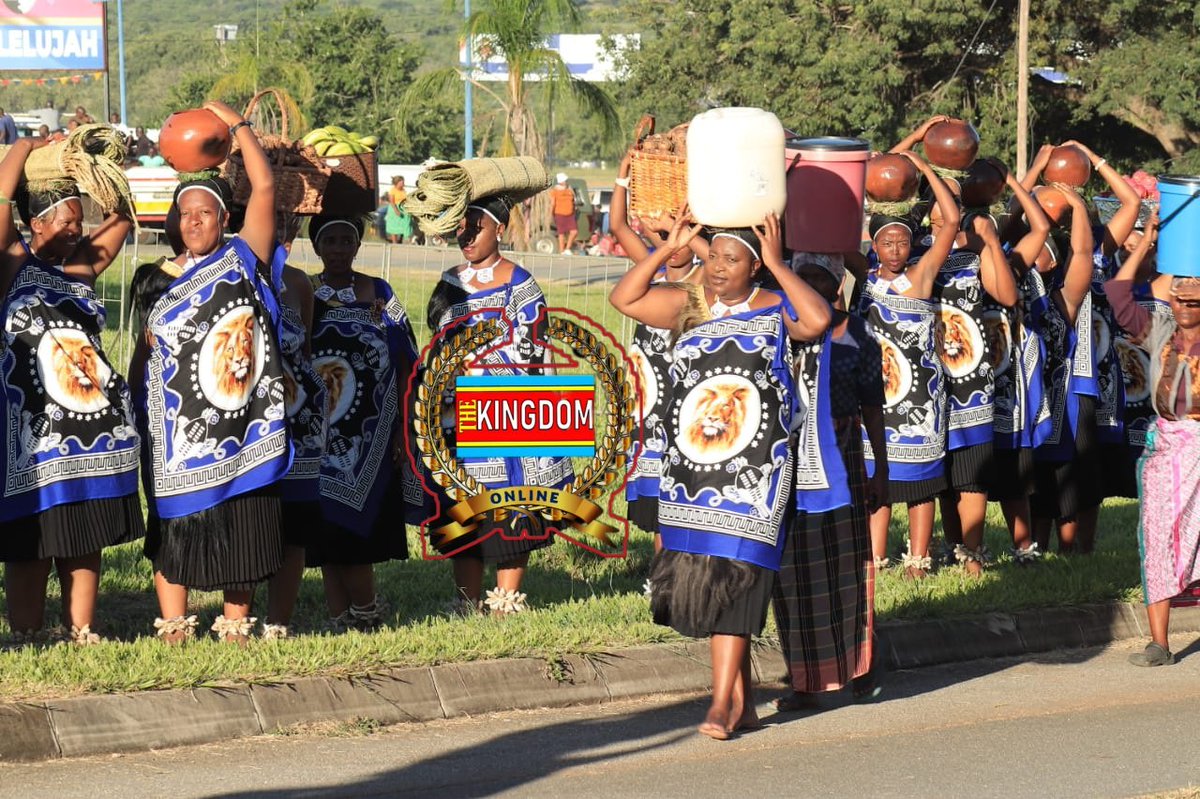 TheKingdom22's tweet photo. 🫒BUGANU FESTIVAL 2023/24🫒

[REPS LUTSANGO]: Lutsango from Royal Eswatini Police Service delivering Tetfulo before their Majesties in the ongoing Buganu Festival Part 1 taking place at Buhleni. Thousands of tourists are in the country for the festival. 
#Buganu2023
#Eswatini https://t.co/F36XMCZrA7