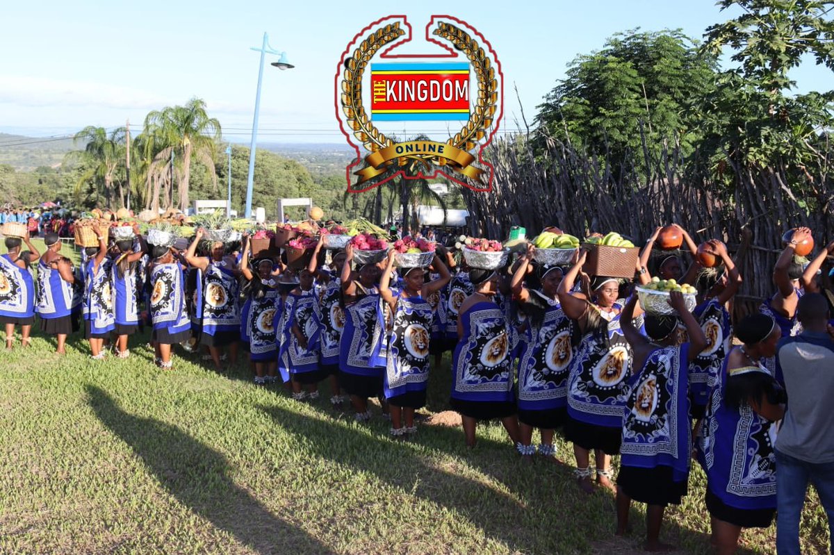 TheKingdom22's tweet photo. 🫒BUGANU FESTIVAL 2023/24🫒

[REPS LUTSANGO]: Lutsango from Royal Eswatini Police Service delivering Tetfulo before their Majesties in the ongoing Buganu Festival Part 1 taking place at Buhleni. Thousands of tourists are in the country for the festival. 
#Buganu2023
#Eswatini https://t.co/F36XMCZrA7
