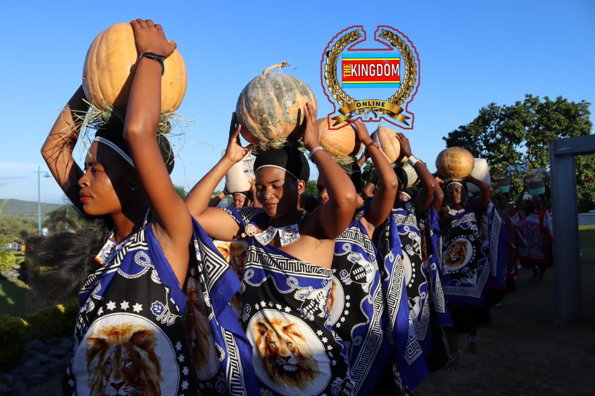 TheKingdom22's tweet photo. 🫒BUGANU FESTIVAL 2023/24🫒

[REPS LUTSANGO]: Lutsango from Royal Eswatini Police Service delivering Tetfulo before their Majesties in the ongoing Buganu Festival Part 1 taking place at Buhleni. Thousands of tourists are in the country for the festival. 
#Buganu2023
#Eswatini https://t.co/F36XMCZrA7