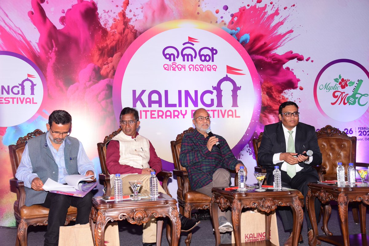 kalingalitfest's tweet photo. #KalingaLitFest
The esteemed panellists #Akhilesh, #MadhuKankariya, #PankajChaturvedi, #GeetaShree and #VijaiTrivedi discussed the influence that globalisation has had on the changing ecosystem of language, literature and society and the symbiotic nature of this relationship. https://t.co/vNmUU34MSW