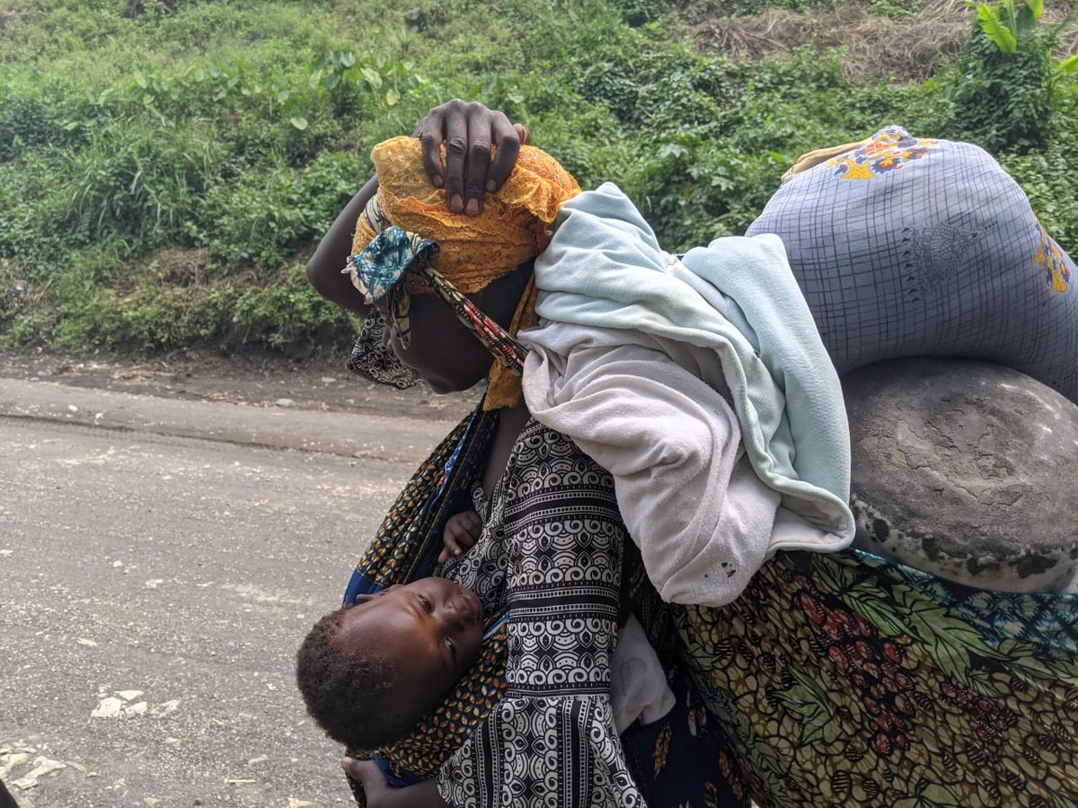 byobemalenga's tweet photo. Son enfant sur sa poitrine, des charges sur son dos et sa main à la tête . Cette dame fuit la cité de #mushake au #NordKivu qui est passée depuis hier sous le contrôle du #M23 dans l'est de la #RDC https://t.co/4sYLyLZnrs