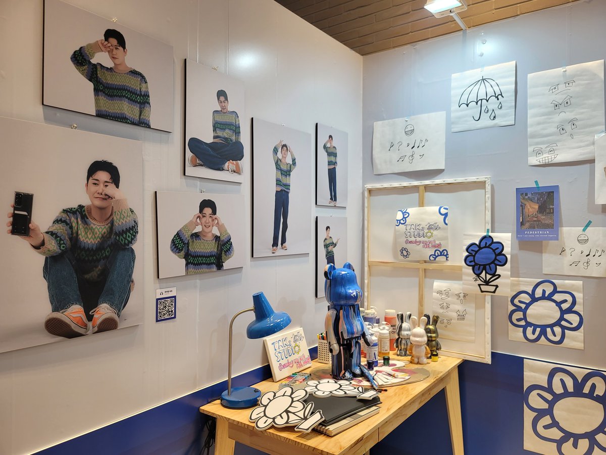 raki_tak513's tweet photo. 3시간 기차타고 가서 11시50분에 도착했는데 입장마감되서 멍한채로 더현대에 있다가 전시된 애기들과 직접 그리고 만든 작품들만 구경하고 나옴..지방에서 겨우갔는데 굿즈는 구경도 못함😥(영탁과 애기들은 이쁨💙)
#영탁의_이중생활_TAKsSTUDIO
#영탁X에버라인_팝업스토어 https://t.co/nxvjWpy1EK