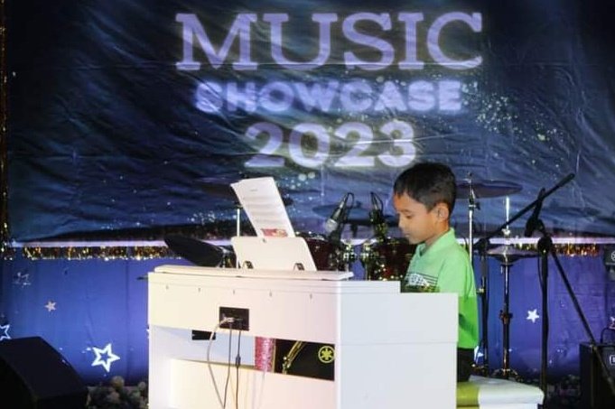 Tahun 2021, aku hantar anak sulong pergi belajar piano. Umur 6 tahun.

Saja la nak hantar belajar muzik supaya koordinasi otot &amp; anggota badannya berkembang seiring dengan perkembangan mindanya

Tahun 2022, aku tak nampak lagi dia main piano habis satu lagu. Mungkin belum khatam