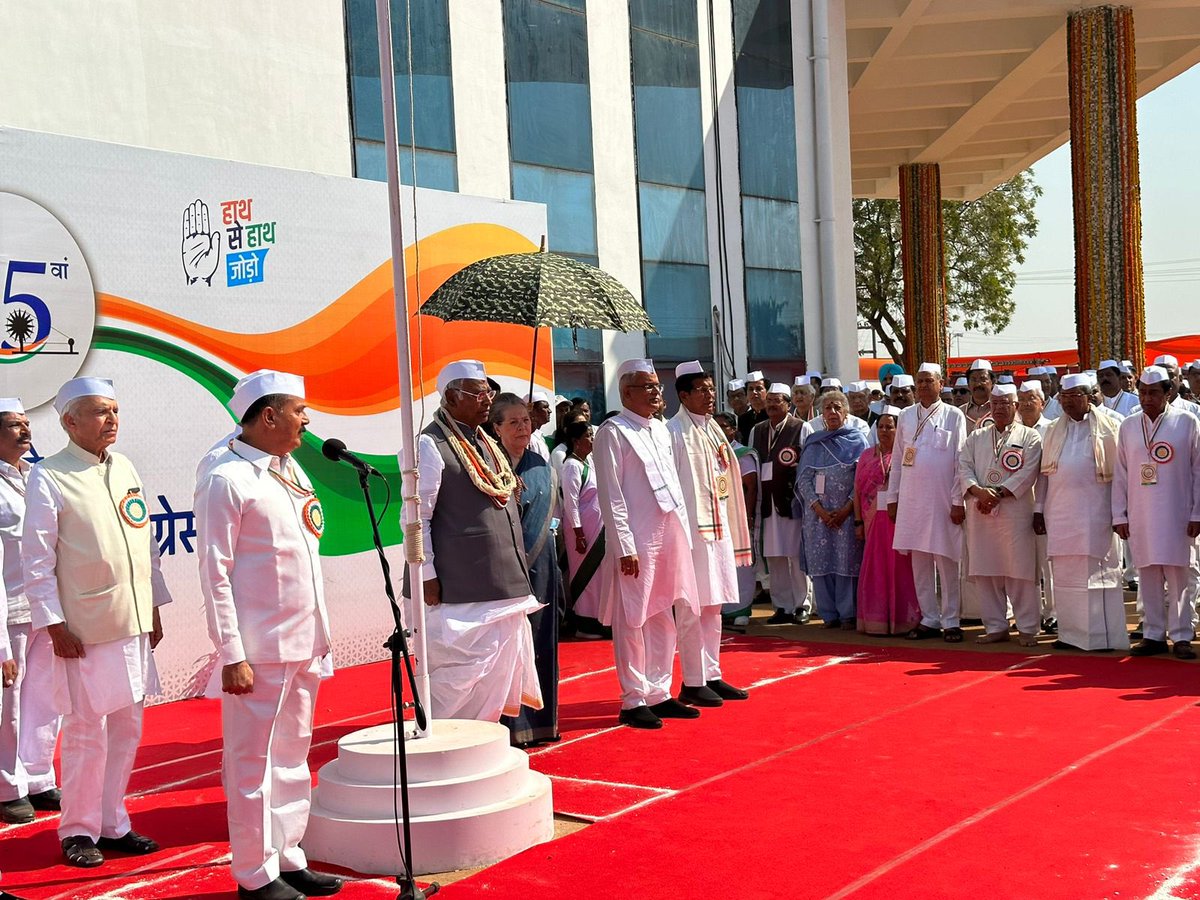ashokgehlot51's tweet photo. रायपुर, छत्तीसगढ़ में कांग्रेस के 85वें अधिवेशन की झंडारोहण के साथ विधिवत शुरुआत हुई। https://t.co/IIPTZe7Q8N