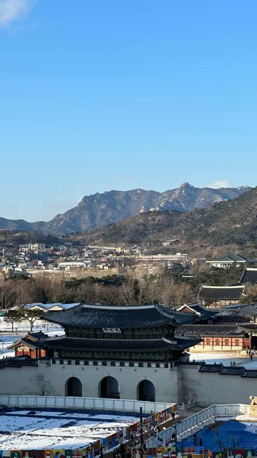 sensing's tweet photo. Stepping back in time at the majestic Gwanghwamun Gate 🏰 The iconic gate, located in front of Gyeongbokgung Palace in Seoul, is a symbol of the Joseon dynasty &amp; serves as a reminder of the rich history and cultural heritage of Korea.

#GwanghwamunGate #GyeongbokgungPalace #Seoul https://t.co/zVTtCO4wHo
