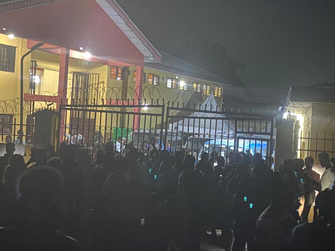 iamGben's tweet photo. By 1am this morning, in Port Harcourt people were at INEC's office in Rivers State to make sure INEC was not misbehaving...This is the energy we talked about!

Soludo #oshodi Election Day Simon Ekpa Olusegun Obasanjo Instead of Tinubu Natasha #ObiWon EFCC #NigeriaElections2023 https://t.co/IPWTzRuvYV