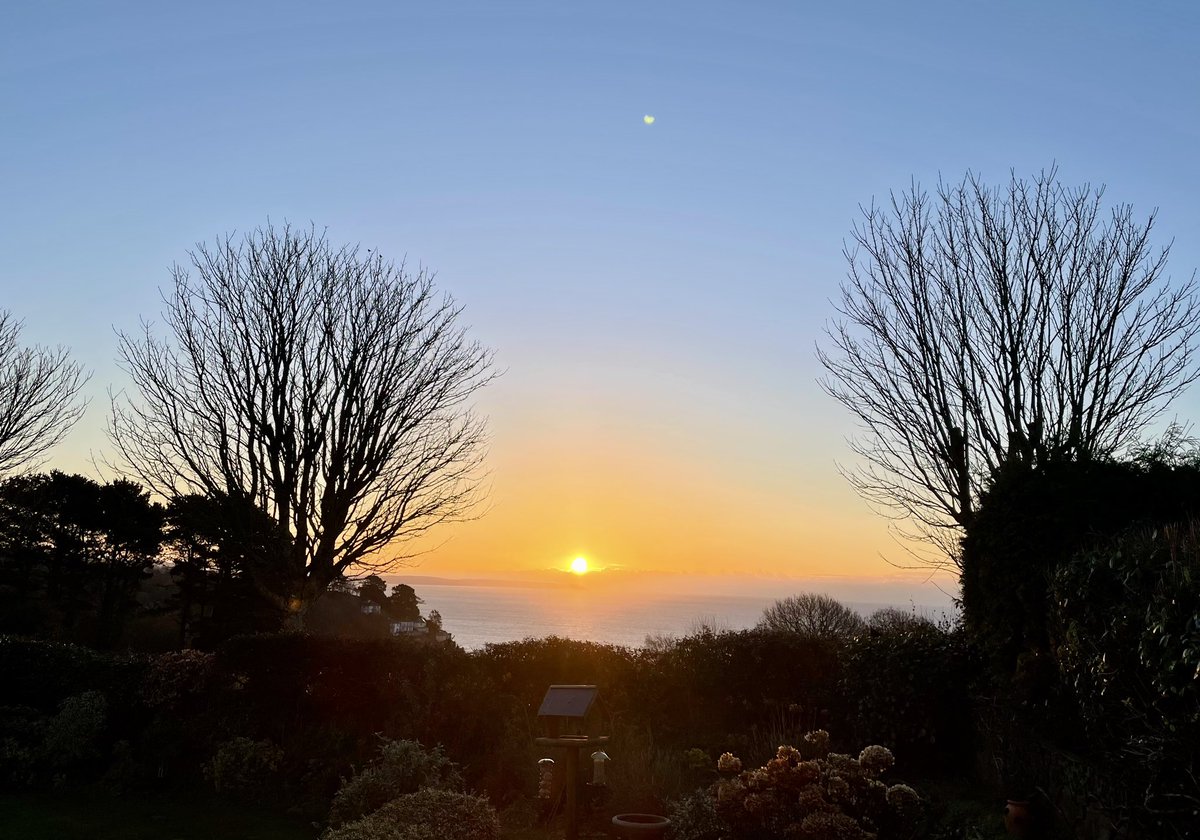 zancoo05's tweet photo. Here comes the sun #Cornwall #sunrise https://t.co/mZGSYDPHiE