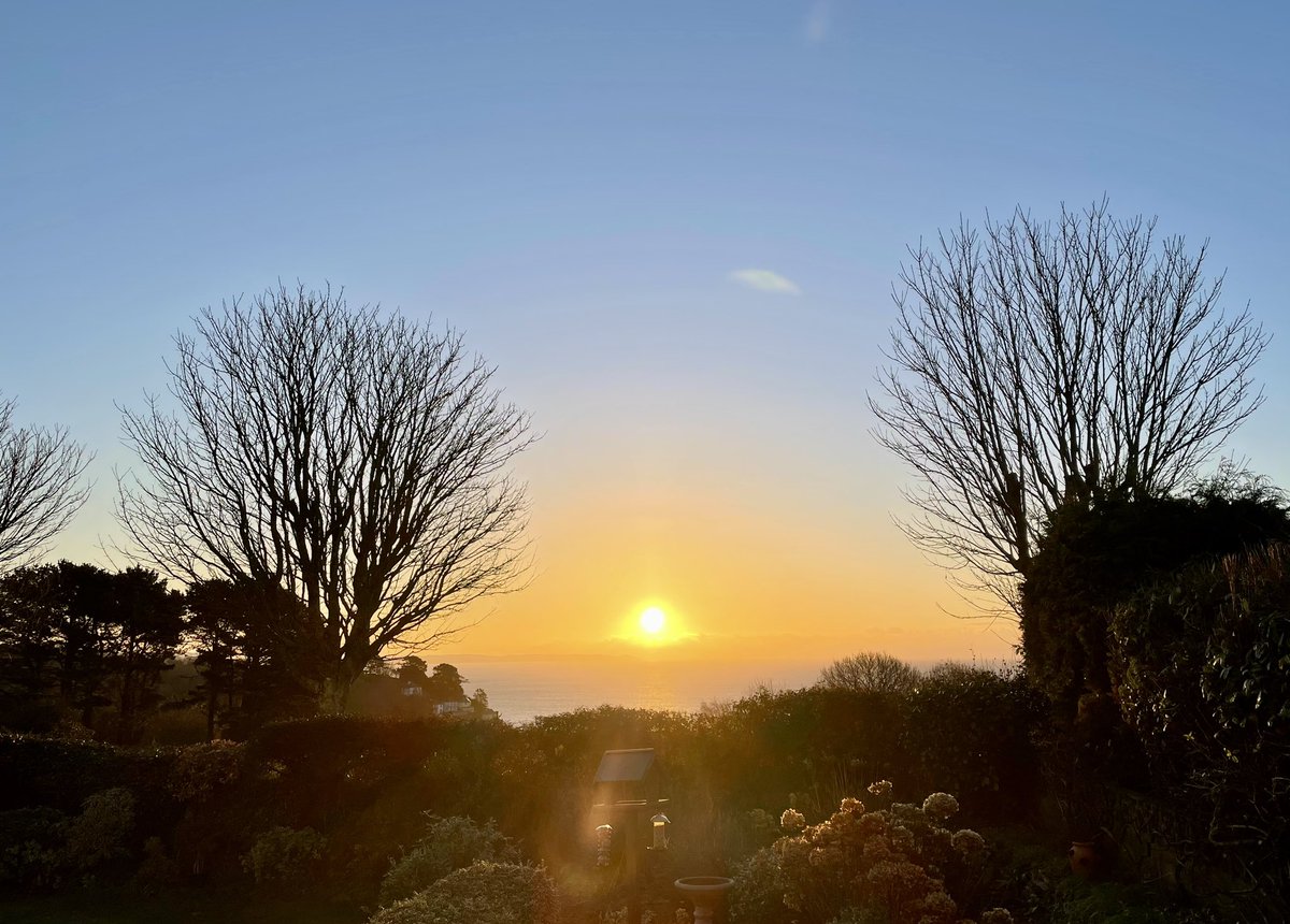 zancoo05's tweet photo. Here comes the sun #Cornwall #sunrise https://t.co/mZGSYDPHiE