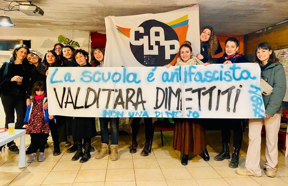 CLAP_RM's tweet photo. #Roma #Acrobax primo incontro del nostro ciclo di autoformazione insegnanti. bell hooks e “l’educazione come pratica di libertà”, con #NUDM verso lo #sciopero dell’#8M per una scuola transfemminista, antirazzista e antifascista #ValditaraDimettiti #CLAP #AnnalisaSavino #Scuola https://t.co/4nMU17GvV8