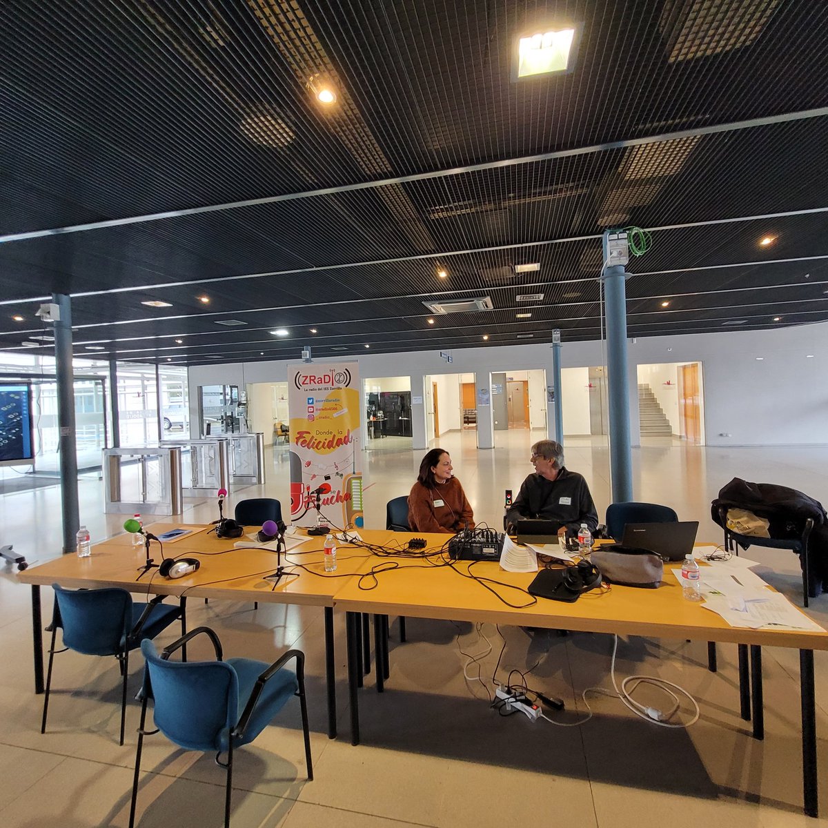ieszorrilla's tweet photo. Este jueves, representantes del IES Zorrilla han asistido a las II Jornadas #CompDigEdu_Va.
Y, como no, la radio acreditada para cubrir el evento ha sido @zorrillaradio 👏👏👏📻📢📢. ¡¡Enhorabuena por tan excelente trabajo!! https://t.co/cvzdYf2ddj