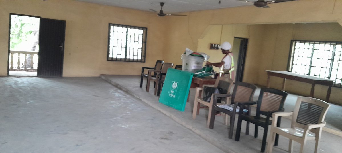 Hobiaeton's tweet photo. Arrival of Inec Officials @ Polling unit 03-16-09-004

@Channels24_UK
@ARISEtv

#NigeriaDecides
# https://t.co/g1CO4bBmaR