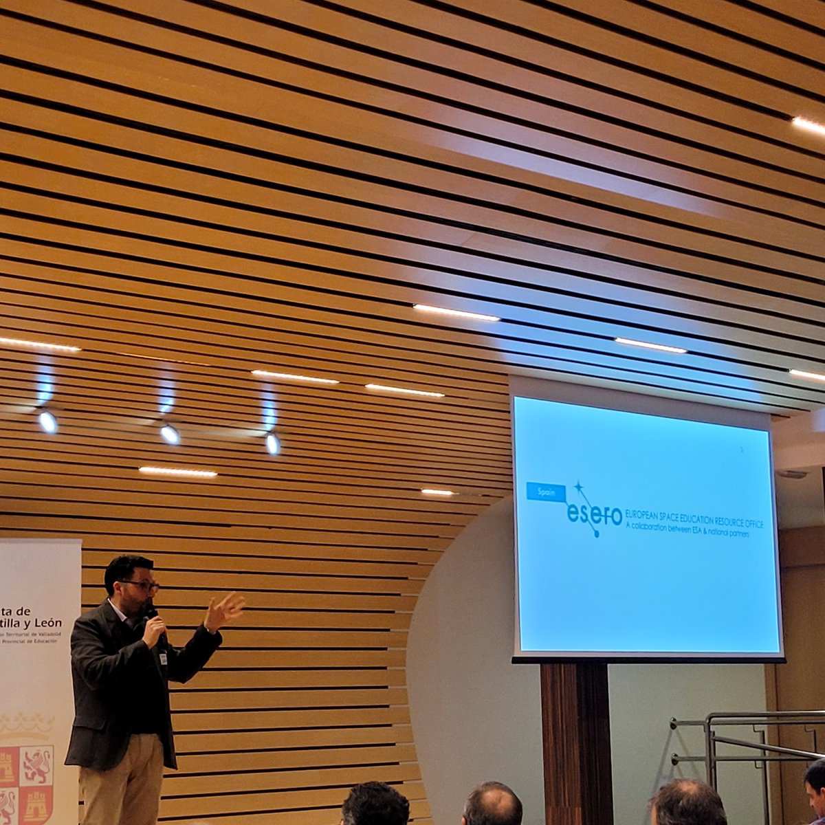 ieszorrilla's tweet photo. Este jueves, representantes del IES Zorrilla han asistido a las II Jornadas #CompDigEdu_Va.
Y, como no, la radio acreditada para cubrir el evento ha sido @zorrillaradio 👏👏👏📻📢📢. ¡¡Enhorabuena por tan excelente trabajo!! https://t.co/cvzdYf2ddj