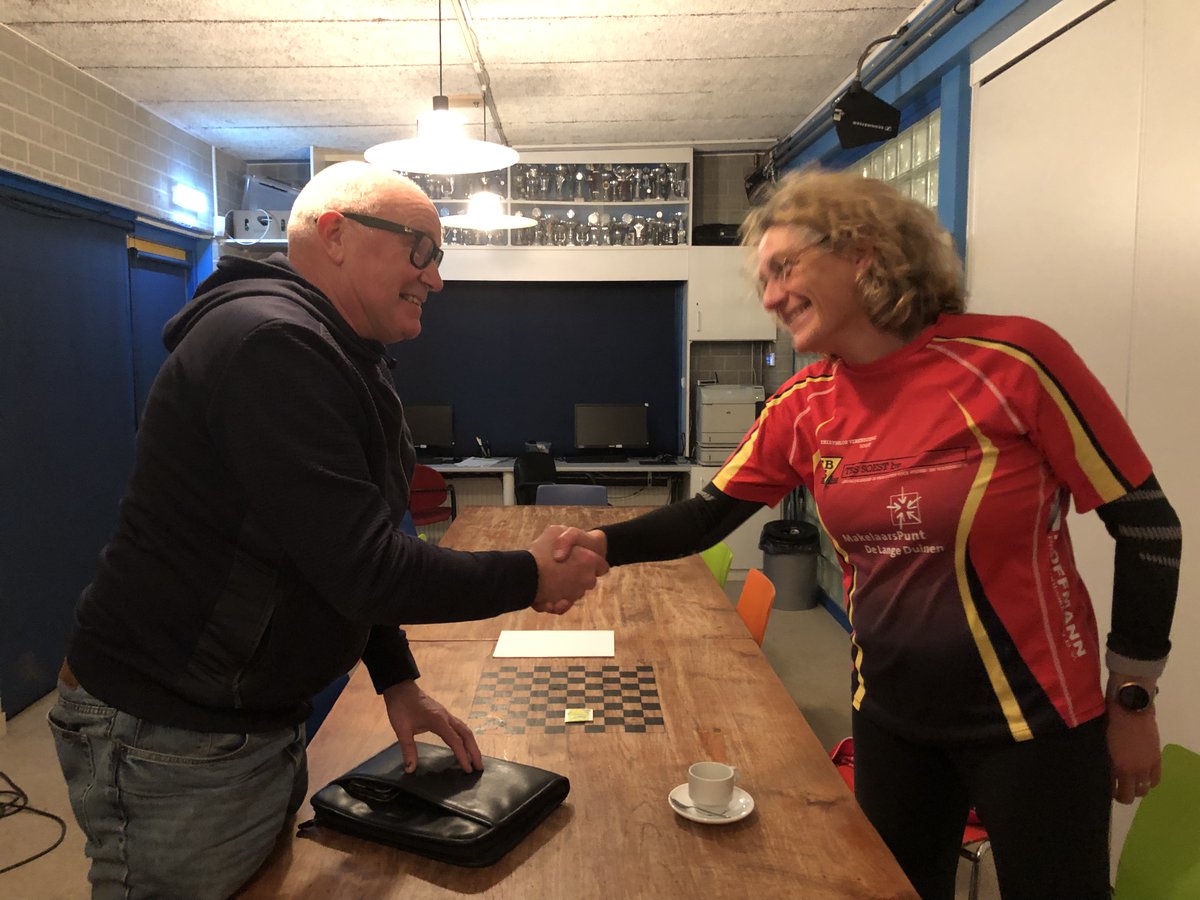 TriathlonSoest's tweet photo. Donderdag was de looptraining iets spannender dan anders. Trainster Petra had haar examentraining als afsluiting van haar opleiding tot TTN3 trainster. Het resultaat: geslaagd!! En dus is de club weer een officiële trainster rijker. Gefeliciteerd @PSvanT  #trainer #soest https://t.co/pCNPoO01ZY