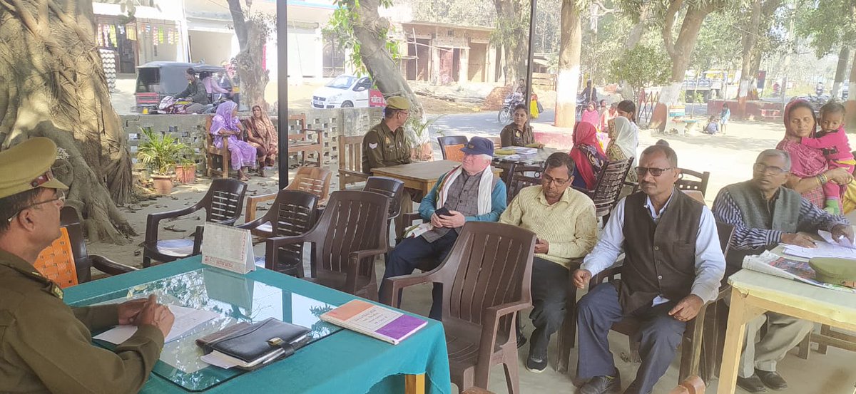 PsSinduria's tweet photo. पुलिस अधीक्षक महाराजगंज के निर्देशन में थाना सिंदुरिया पर सिंदुरिया पुलिस द्वारा थानाध्यक���ष सिंदुरिया की अगुवाई में थाना समाधान दिवस का आयोजन किया गया। समस्याओं के निस्तारण हेतु संबंधित को निर्देशित किया गया। https://t.co/mLNpNslFdi