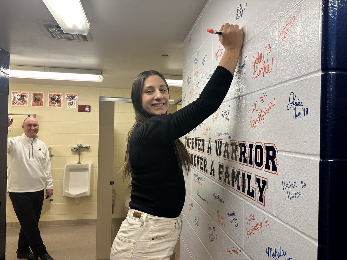 Another amazing banquet and class of seniors adding their signature to the Alumni wall! Thank you to our 3 outstanding seniors for leaving their marks on this program.🧡🏐